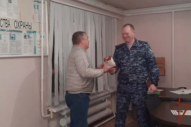 Сотрудники Росгвардии поздравили с новогодними праздниками проживающих в Югре ветеранов ведомства 