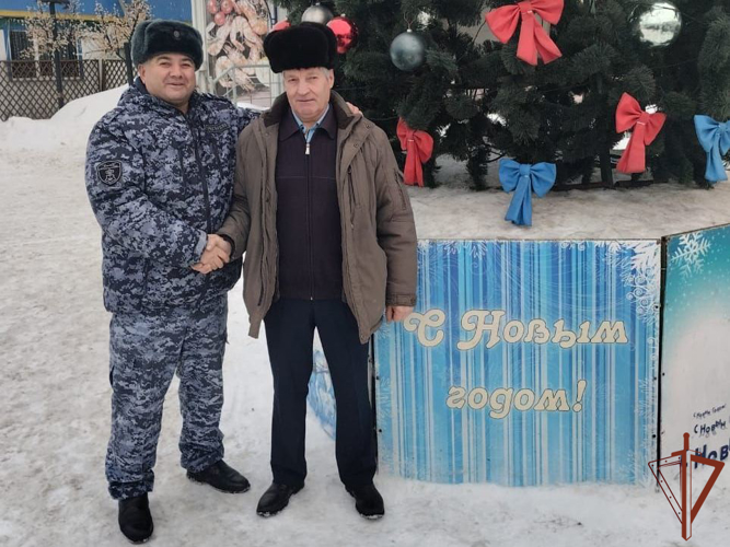 Сотрудники Росгвардии поздравили с новогодними праздниками проживающих в Югре ветеранов ведомства 