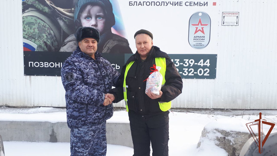 Сотрудники Росгвардии поздравили с новогодними праздниками проживающих в Югре ветеранов ведомства 
