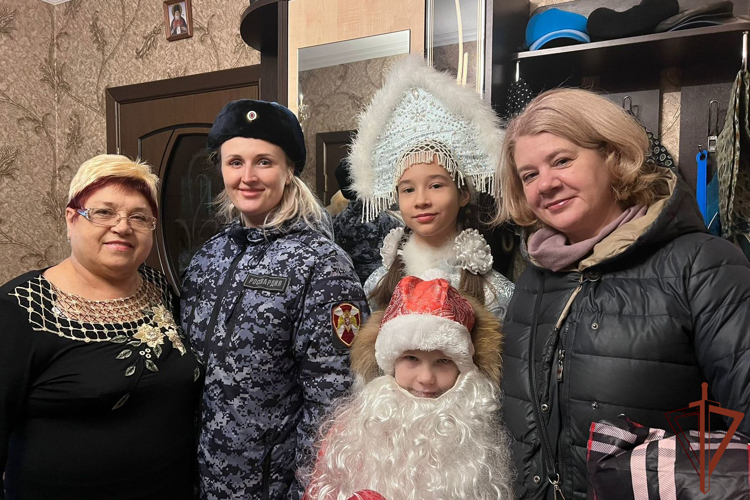 В Сибири росгвардейцы поздравили  с новогодними праздниками ветеранов службы