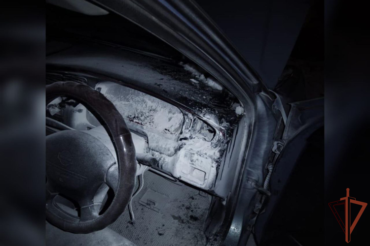 Росгвардейцы помогли потушить горящий автомобиль в Омске