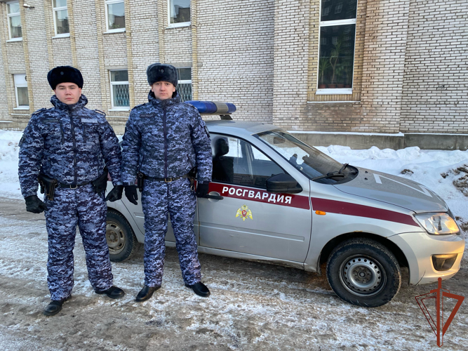 Росгвардейцы в Санкт-Петербурге нашли и вернули матери потерявшуюся дочь