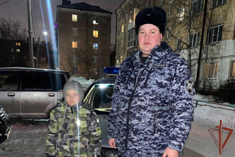 Сотрудники Росгвардии вернули родителям потерявшегося мальчика в Омске