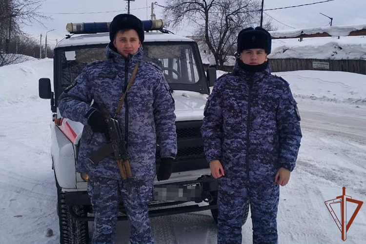 Росгвардейцы оказали помощь потерявшему сознание на улице мужчине в Кемеровской области