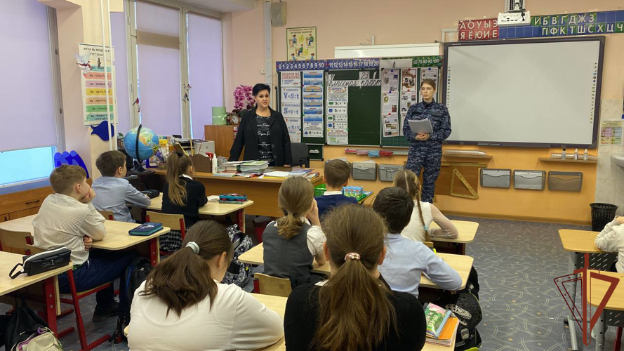 Росгвардейцы провели урок мужества для зеленоградских школьников