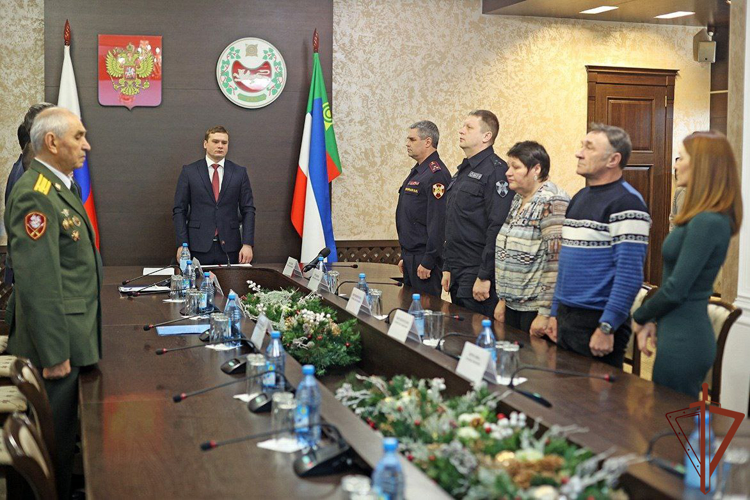 Орден Мужества геройски погибшего на СВО росгвардейца передали на хранение его родителям  в Хакасии