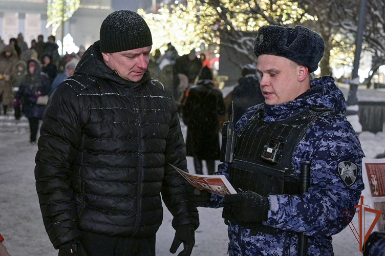 Росгвардейцы в Москве проводят акцию «Безопасный Новый год» (Видео)