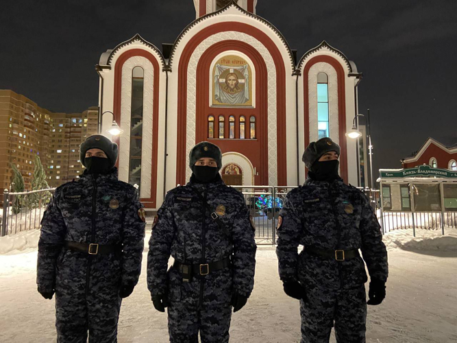 Росгвардейцы встретили рождественскую ночь в главном храме ведомства