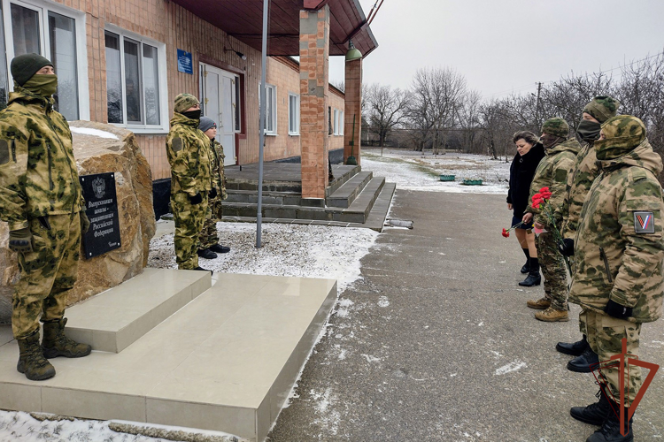 Росгвардейцы провели урок мужества в одной из школ ЛНР