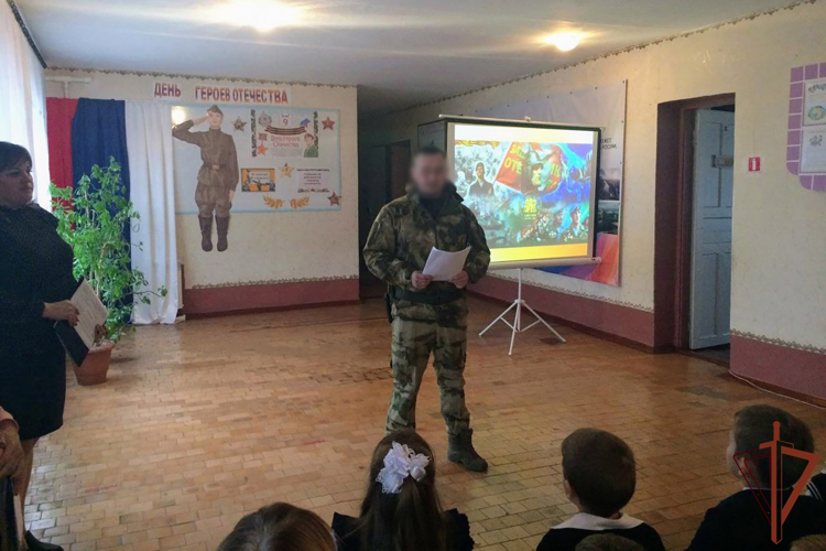 Росгвардейцы провели урок мужества в одной из школ ЛНР