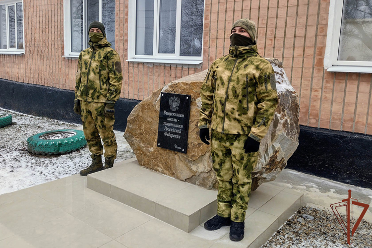 Росгвардейцы провели урок мужества в одной из школ ЛНР
