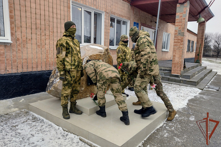 Росгвардейцы провели урок мужества в одной из школ ЛНР