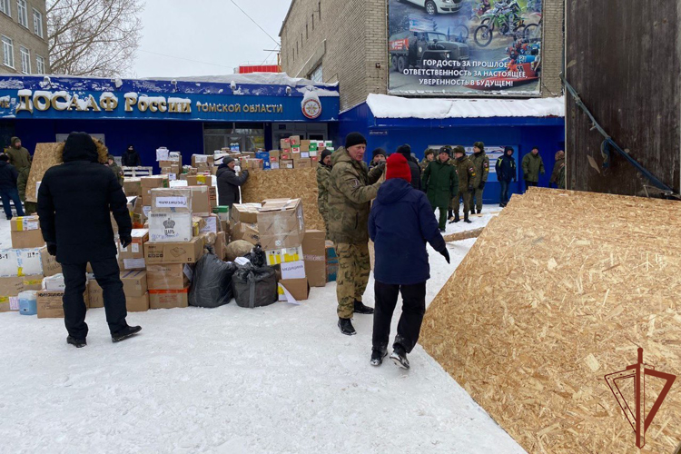 Росгвардия в Томске оказала помощь в погрузке гуманитарной помощи на Донбасс
