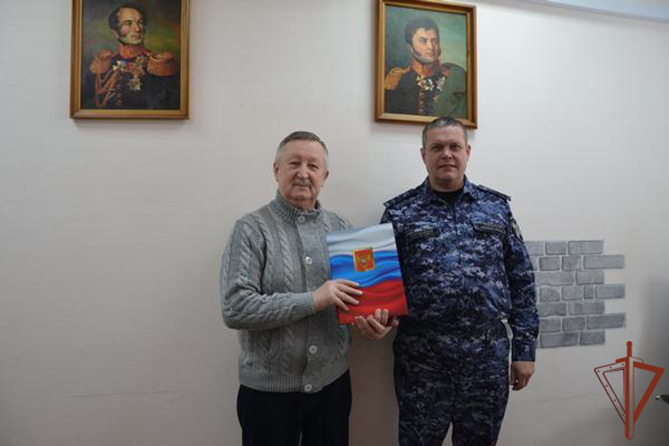 Росгвардейцы поздравили ветерана войск правопорядка с годовщиной образования Восточного округа Росгвардии