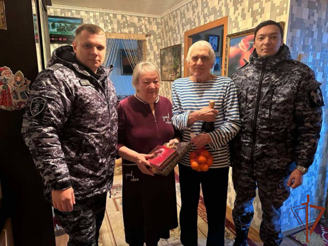 Росгвардейский Дед Мороз специального назначения поздравил детей и взрослых на Урале