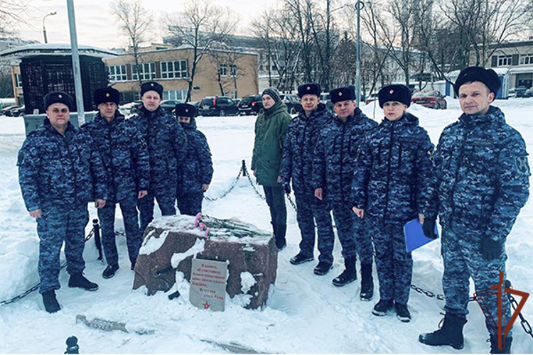 Росгвардейцы возложили в Москве цветы в честь дня снятия блокады Ленинграда 