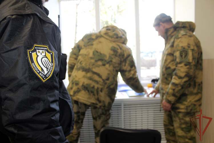 Сотрудники Росгвардии в Херсонской области проинструктировали частных охранников в образовательных учреждениях