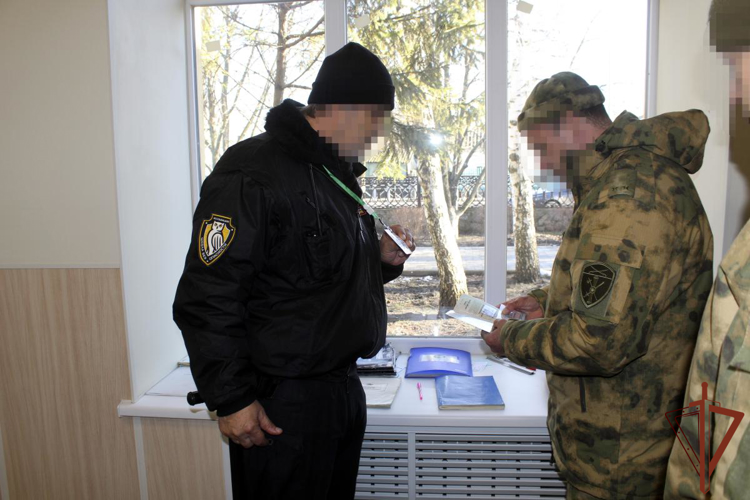 Сотрудники Росгвардии в Херсонской области проинструктировали частных охранников в образовательных учреждениях