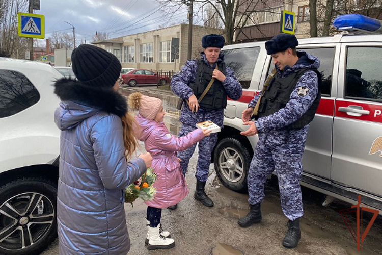 Школьники поздравили сотрудников Росгвардии с Новым годом  в Курске