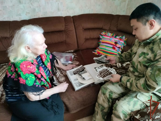 Росгвардейцы навестили жительниц блокадного Ленинграда на Урале