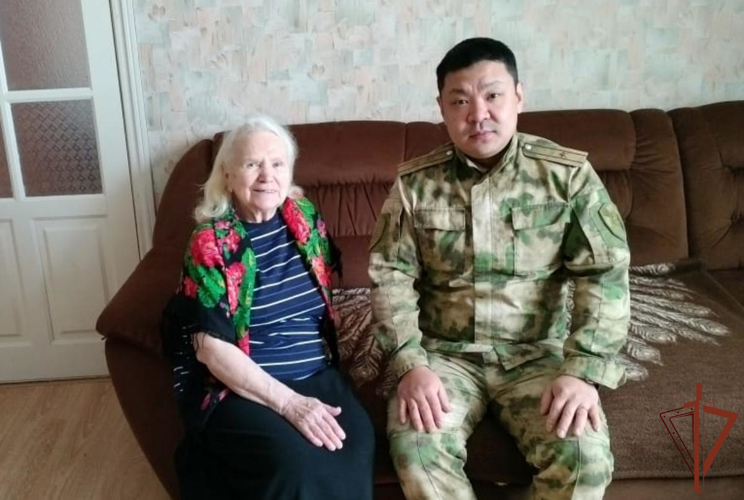 Росгвардейцы навестили жительниц блокадного Ленинграда на Урале