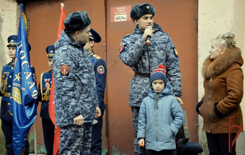 Военнослужащие Росгвардии встретились с пережившей блокаду Ленинграда жительницей Ялты 