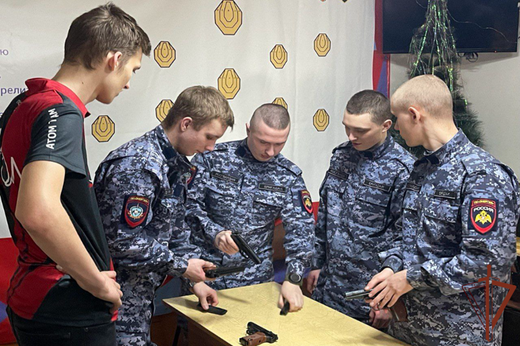 Для подмосковных курсантов «Гвардейской смены» росгвардейцы провели занятие по учебной стрельбе