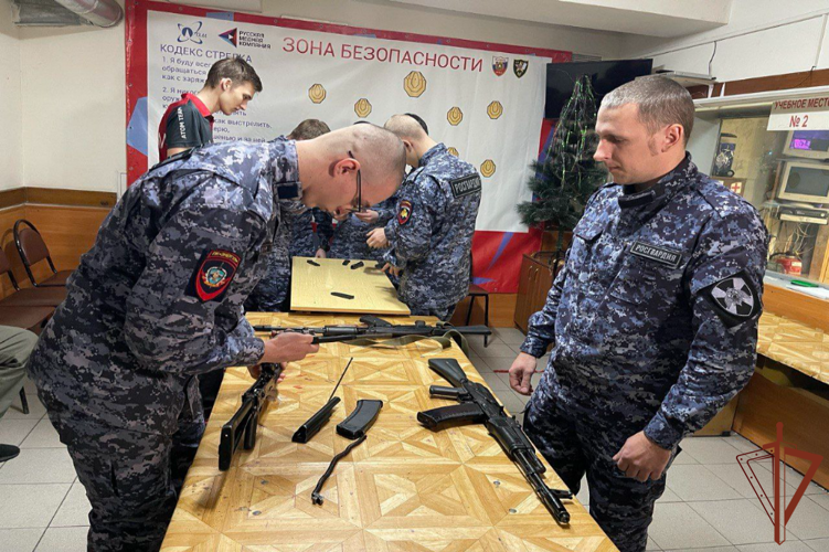 Для подмосковных курсантов «Гвардейской смены» росгвардейцы провели занятие по учебной стрельбе