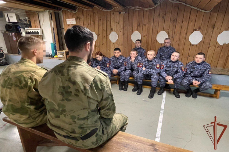 Для подмосковных курсантов «Гвардейской смены» росгвардейцы провели занятие по учебной стрельбе