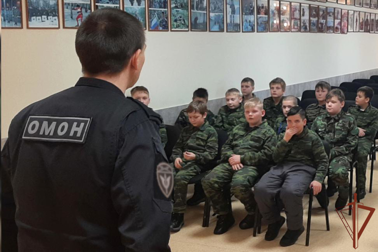 Патриотические мероприятия для подшефной молодежи провела Росгвардия на Урале