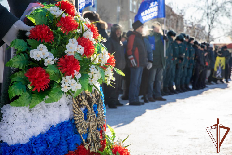 Заместитель командующего Уральским округом  Росгвардии возложил цветы к мемориалу «Черный тюльпан» в столице Урала