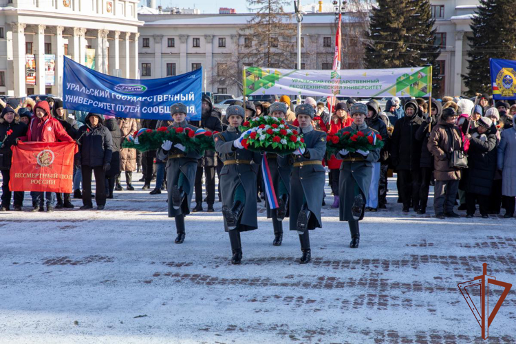 Заместитель командующего Уральским округом  Росгвардии возложил цветы к мемориалу «Черный тюльпан» в столице Урала