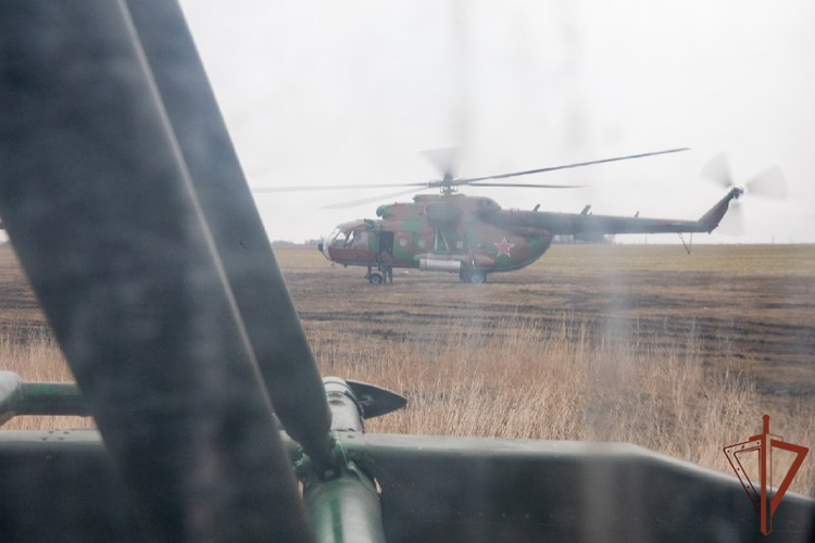 Военная авиация Росгвардии доставила жизненно важные медикаменты в больницы Донецка 