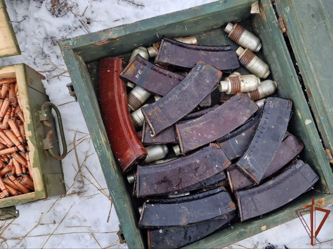 Росгвардейцы нашли схрон с американским и болгарским вооружением в ЛНР