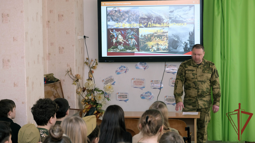 Росгвардейцы навестили учеников старших классов в рамках акции «Неделя мужества» в Херсонской области
