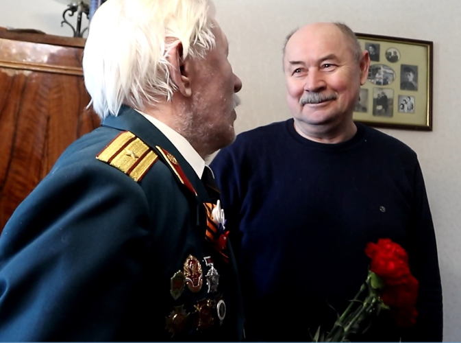 Участника Великой Отечественной войны и ветерана трудового фронта поздравили росгвардейцы в Тюмени
