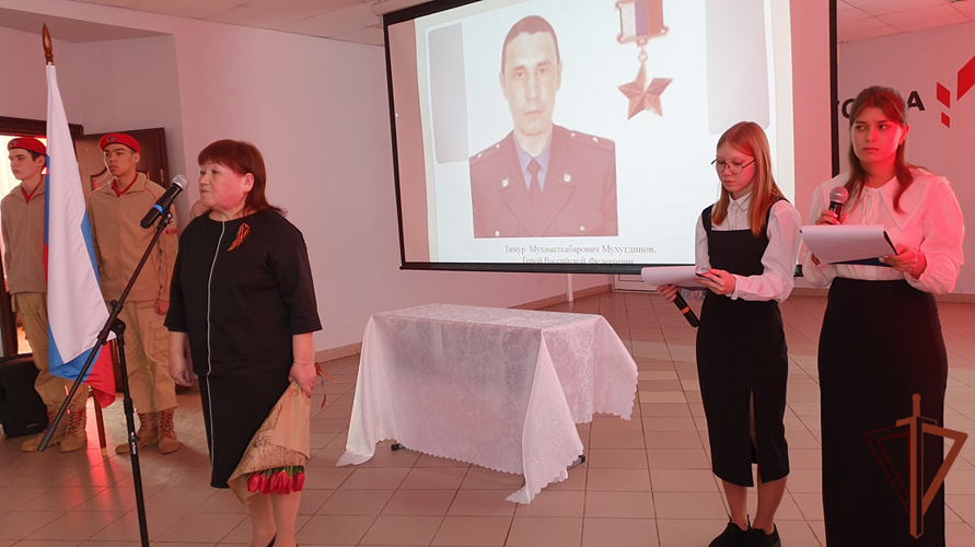 «Парту Героя» в честь Героя России Тимура Мухутдинова открыли в его родной школе в селе Ембаево Тюменской области (видео)