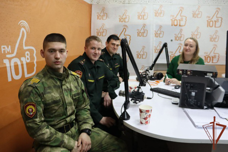 В Хабаровске военнослужащие Росгвардии в радиоэфире рассказали о ведомственных учебных заведениях 