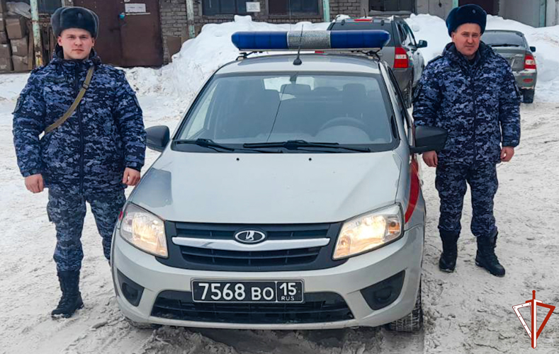 В Марий Эл росгвардейцы помогли местному жителю потушить загоревшийся автомобиль