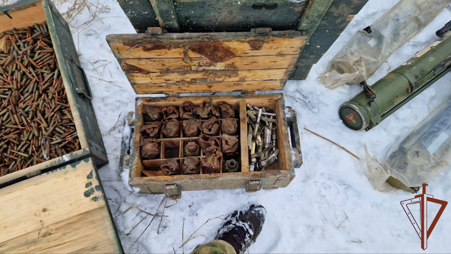 Росгвардейцы нашли схрон с американским и болгарским вооружением в ЛНР