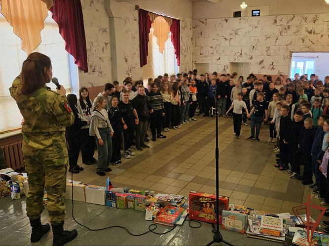 Росгвардейцы-участники СВО передали школьникам ЛНР письма и подарки от сверстников из Подмосковья