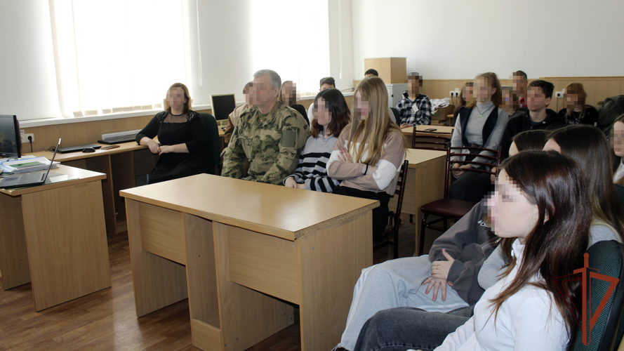 Росгвардейцы навестили учеников старших классов в рамках акции «Неделя мужества» в Херсонской области
