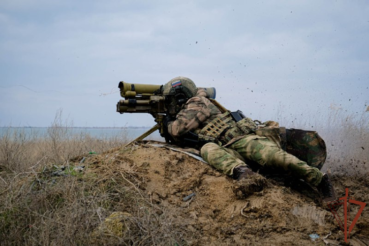 Военнослужащие Росгвардии совершенствуют навыки стрельбы из артиллерийского вооружения в Херсонской области (видео)