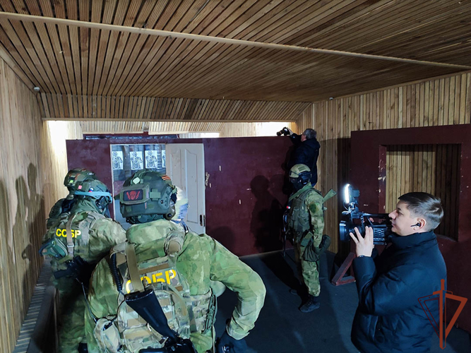 Уральских журналистов познакомили с кинологической службой ведомства и боевой работой офицеров СОБР Росгвардии  (видео)