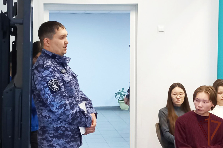 Офицеры Росгвардии продолжают знакомить уральскую молодежь с военными институтами ведомства