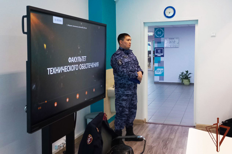 Росгвардия накануне Дня защитника Отечества провела патриотические мероприятия для уральской молодежи и школьников