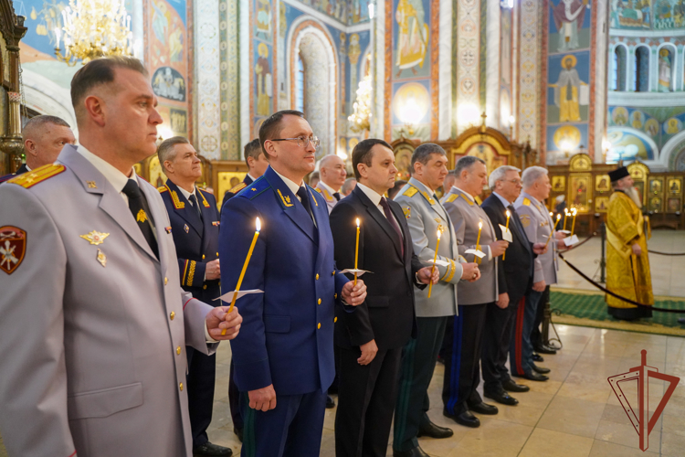 Командующий Приволжским округом Росгвардии принял участие в молебне в Александро-Невском кафедральном соборе Нижнего Новгорода