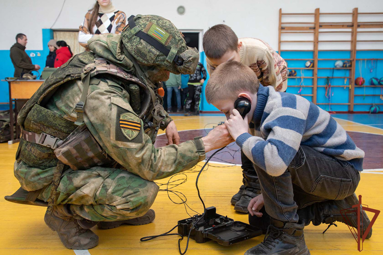 Военизированную эстафету «Будущий воин» провели росгвардейцы для школьников в ДНР