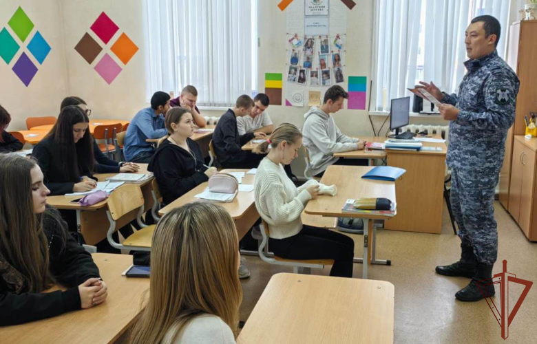 Офицеры Росгвардии продолжают знакомить уральскую молодежь с военными институтами ведомства