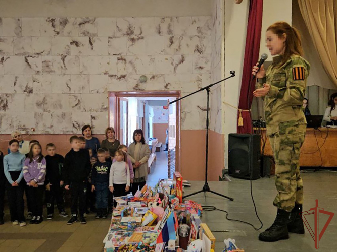 Росгвардейцы-участники СВО передали школьникам ЛНР письма и подарки от сверстников из Подмосковья 